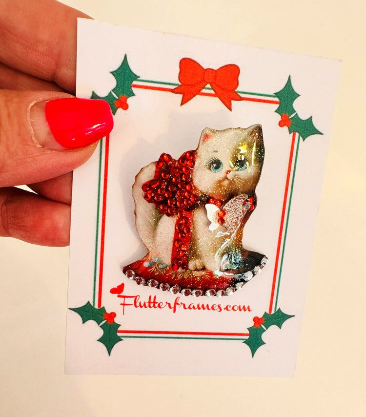 Vintage-style Christmas kitten brooch