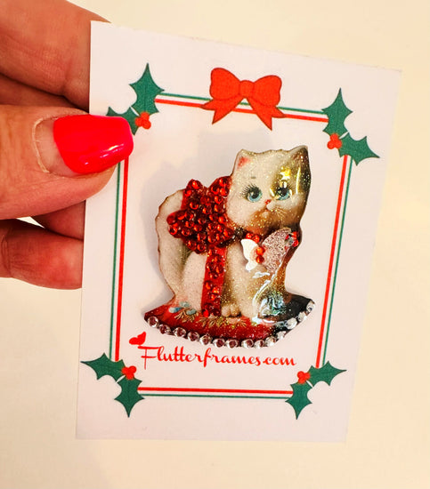 Vintage-style Christmas kitten brooch 