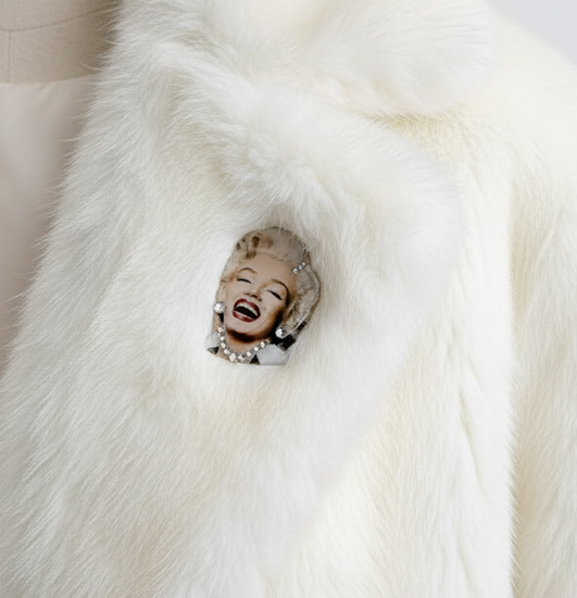 Marilyn Monroe pretty diamante brooch