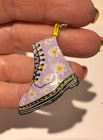 Dr Martens daisy earrings in lilac