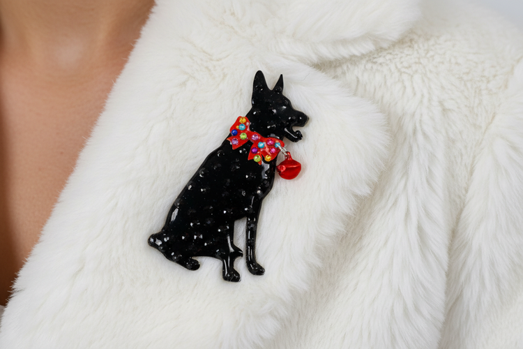 Alsatian/German Shepherd brooch. 