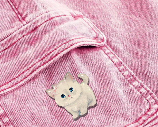 white cat enamel Pin or magnet.  brooch-lapel-badge